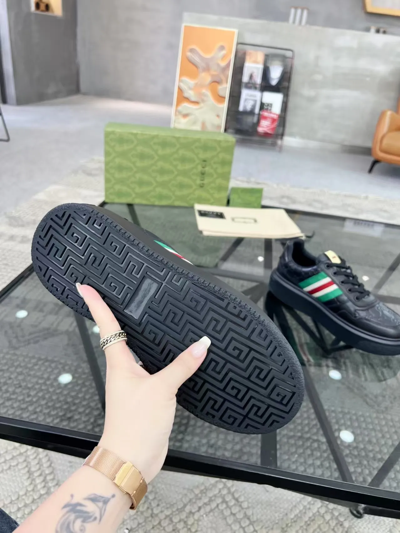 Factory price: 460💰Gucci’s new men’s shoes GUCCI] latest shoes shipped. Original quality, fashionable, made of special materials, sheepskin lining, brand new packaging. The foot feels super comfortable and the workmanship is impeccable. Size: 38-44, customized 45